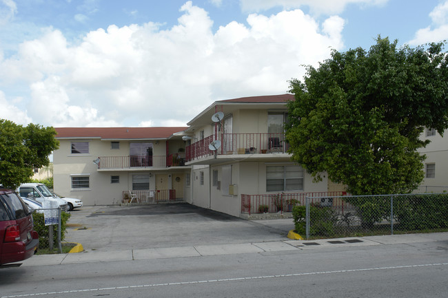 1275 W 49th Pl in Hialeah, FL - Building Photo - Building Photo