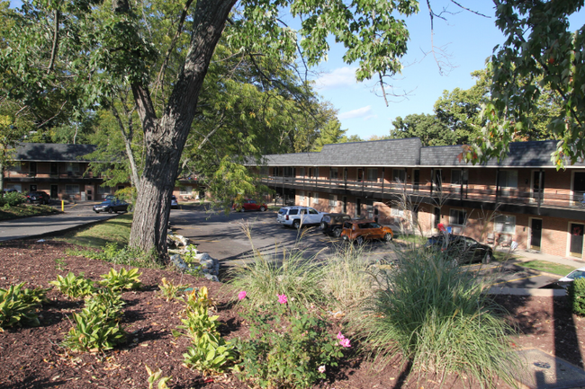 129 E Lockwood Ave-Unit -19 in Webster Groves, MO - Building Photo - Building Photo