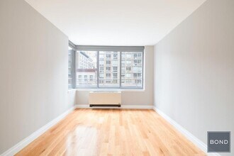 776 Sixth Avenue in New York, NY - Building Photo - Building Photo