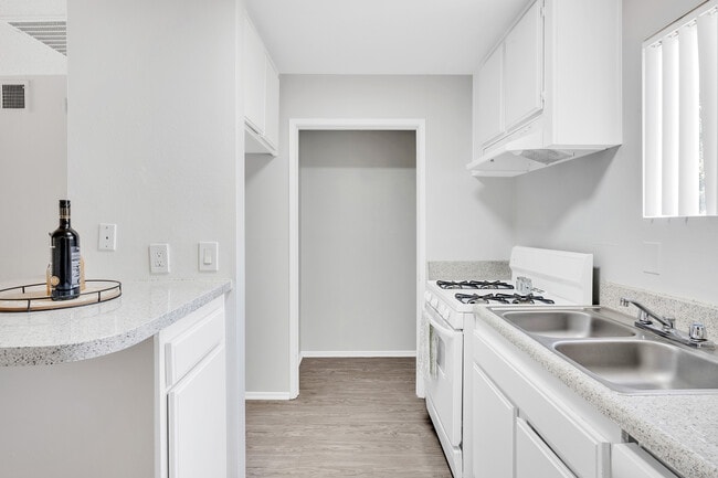 Casa Mediterrania in Colton, CA - Foto de edificio - Building Photo