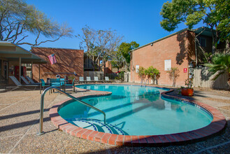 Carmel Manor in Corpus Christi, TX - Foto de edificio - Building Photo