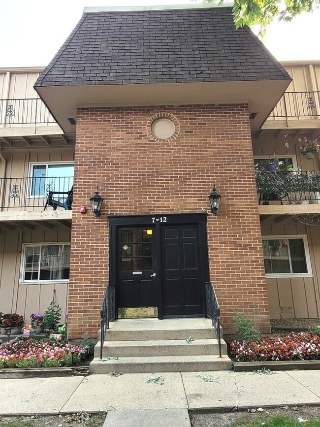 2402 Algonquin Rd in Rolling Meadows, IL - Building Photo - Building Photo