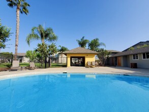 Cinnamon Woods Apartments in San Diego, CA - Foto de edificio - Building Photo