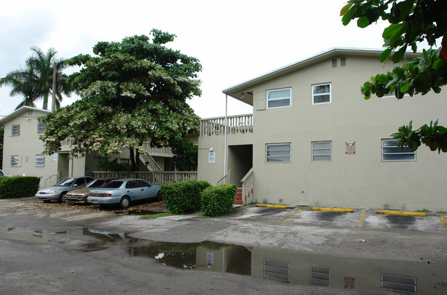 Miami Court Apartments in Miami, FL - Building Photo - Building Photo