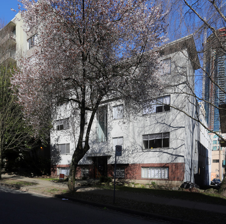 1151 Haro St in Vancouver, BC - Building Photo