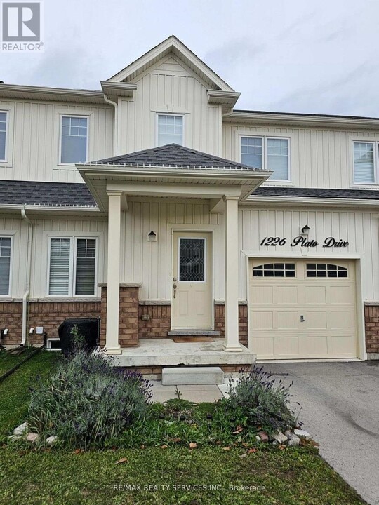 1226 Plato Dr in Fort Erie, ON - Building Photo