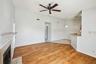 5522 Lochmoor in San Antonio, TX - Foto de edificio - Building Photo