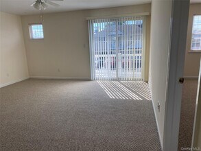 7 Dominick Ct in Lindenhurst, NY - Building Photo - Building Photo