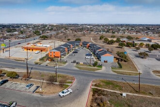 Mayfield Apartments in San Antonio, TX - Foto de edificio - Building Photo