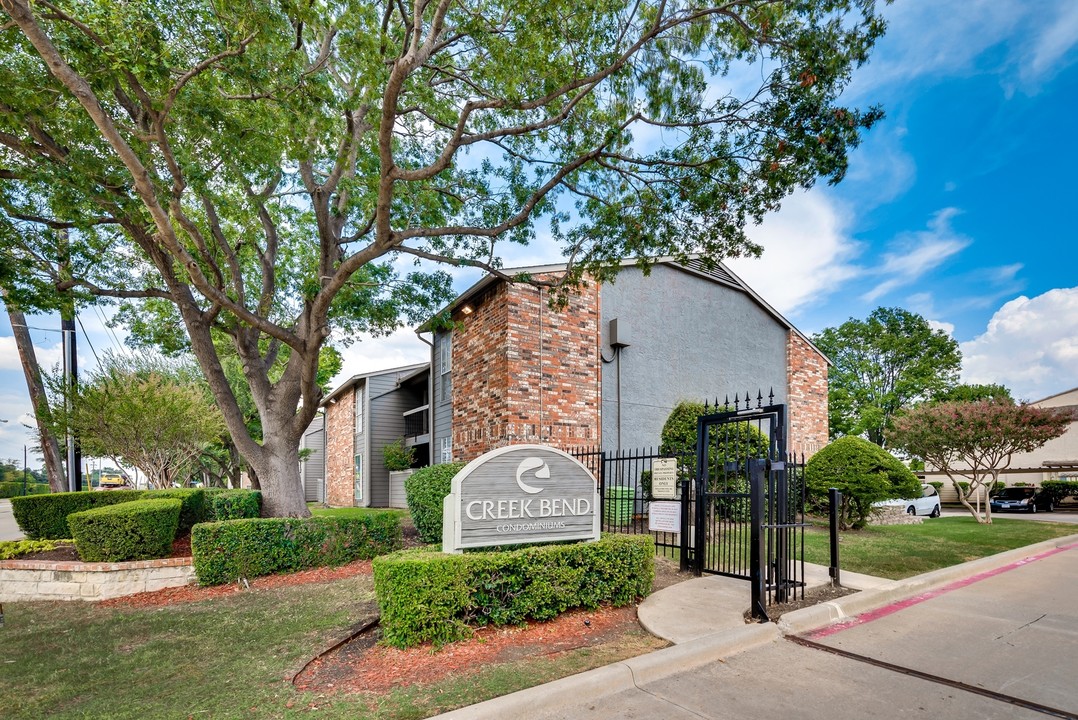 Creekbend Condominiums in Dallas, TX - Building Photo