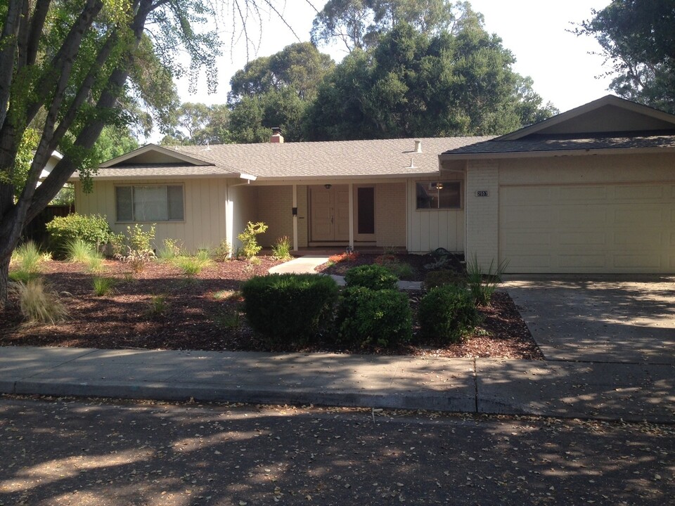 2557 Diericx Dr in Mountain View, CA - Building Photo