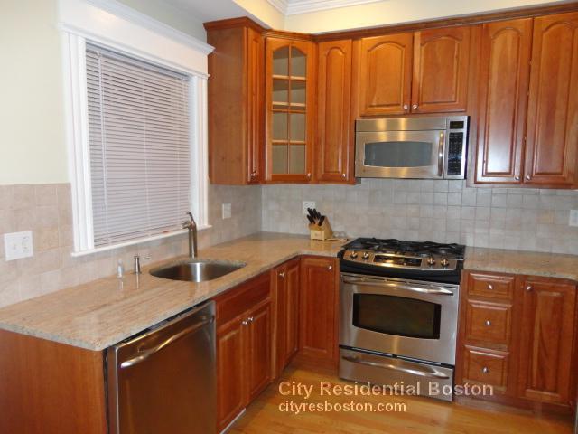 144 D St, Unit 2 in Boston, MA - Building Photo - Building Photo