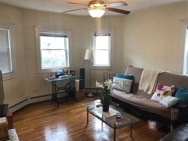 33 Jay St, Unit 1 in Somerville, MA - Building Photo - Building Photo