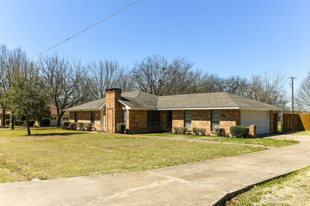 205 Josey Ln in Red Oak, TX - Building Photo