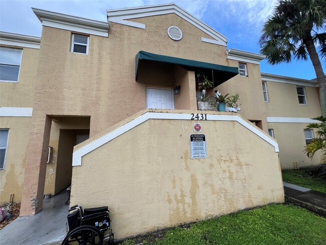 2431 NW 56th Ave in Lauderhill, FL - Foto de edificio - Building Photo
