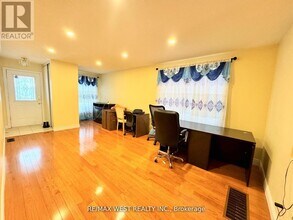 98 Four Seasons Cir in Brampton, ON - Building Photo - Building Photo