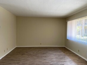 4439 Ocean View Blvd in Montrose, CA - Building Photo - Interior Photo