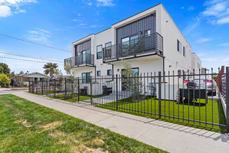 9511 Baring Cross St in Los Angeles, CA - Building Photo