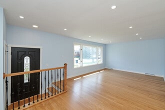 8544 W Roseview Dr in Niles, IL - Building Photo - Building Photo