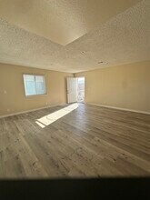 38457 10th Pl E in Palmdale, CA - Foto de edificio - Building Photo