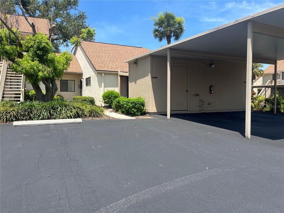 690 Bird Bay Cir in Venice, FL - Building Photo