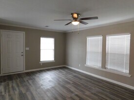 155 Varsity Cir in Huntsville, TX - Building Photo