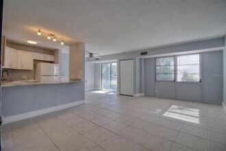 3315 58th Ave S in St. Petersburg, FL - Foto de edificio - Building Photo