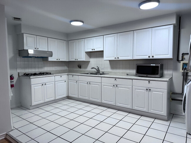 240 W 31st St in Chicago, IL - Building Photo - Building Photo