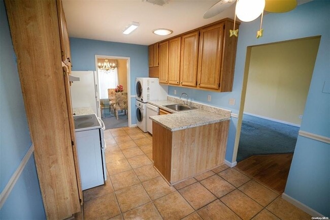 906 Gotham Ct S in Saint James, NY - Building Photo - Building Photo