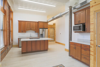 218 N Center St in Bloomington, IL - Building Photo - Interior Photo