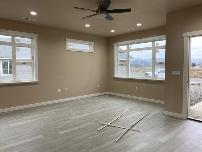 402 Lolly Ln in Dallesport, WA - Building Photo - Building Photo