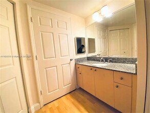 2424 Centergate Dr in Miramar, FL - Building Photo - Building Photo