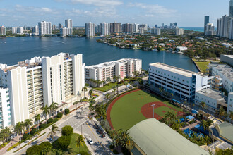 Les Pelicans in Sunny Isles Beach, FL - Building Photo - Building Photo