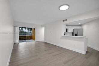 9715 Fontainebleau Blvd in Miami, FL - Foto de edificio - Building Photo