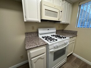 515 E Elmwood Ave in Burbank, CA - Building Photo - Building Photo