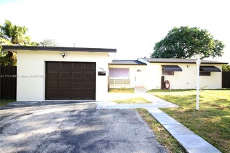 401 SW 64th Pkwy in Pembroke Pines, FL - Building Photo - Building Photo