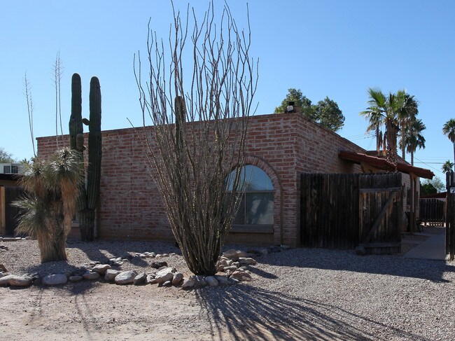 1675-1677 E Prince Rd in Tucson, AZ - Foto de edificio - Building Photo