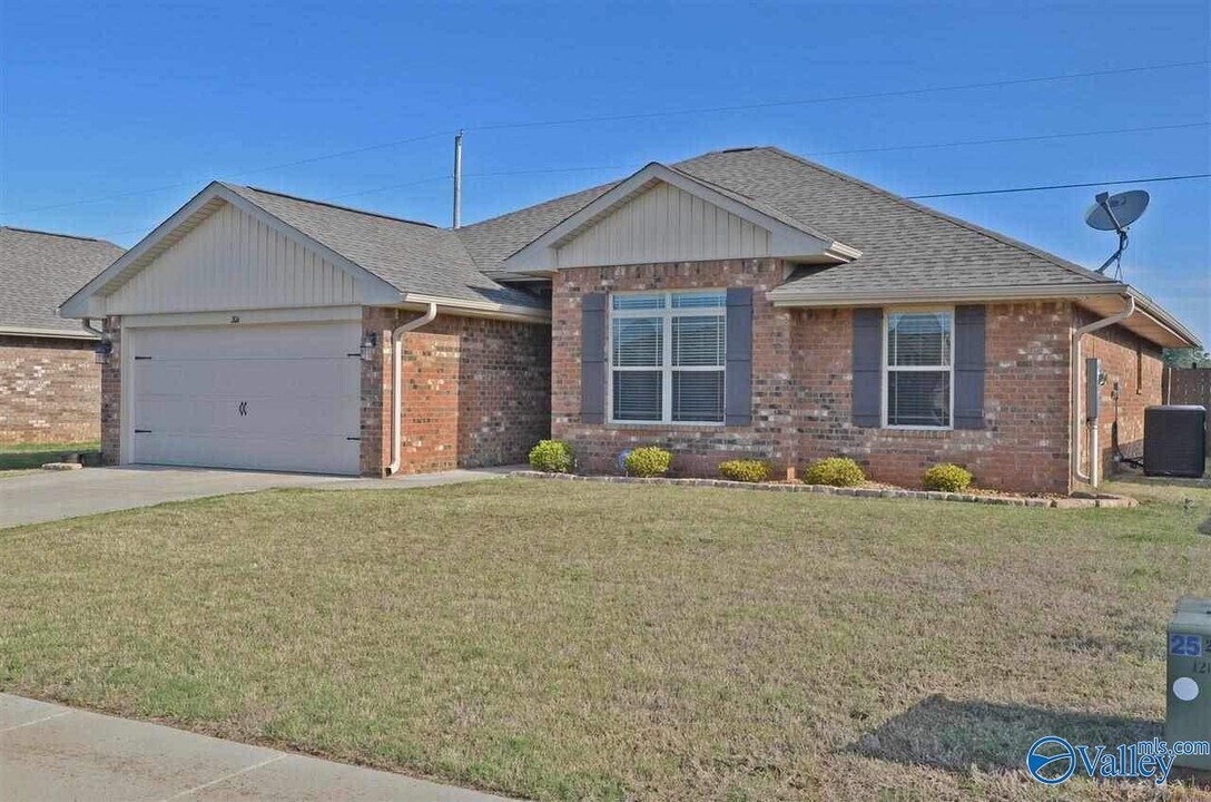 206 Fields Pond Dr in Madison, AL - Building Photo