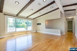 19 Southwynde Dr in Denville, NJ - Foto de edificio - Building Photo