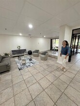 900 NE 195th St in Miami, FL - Foto de edificio - Building Photo