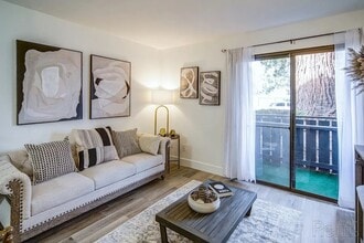 The Laurel at Mountain View (55+) in Mountain View, CA - Foto de edificio - Building Photo