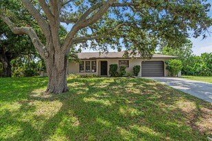 331 Burke Rd in Venice, FL - Building Photo