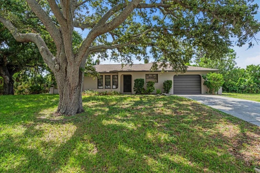 331 Burke Rd in Venice, FL - Building Photo