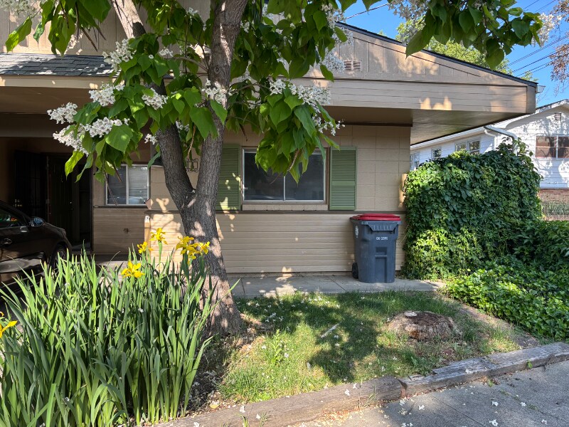 614 J St in Medford, OR - Building Photo