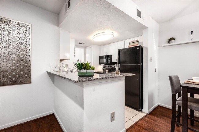 8003 Woodway Dr-Unit -107 in Houston, TX - Building Photo - Building Photo