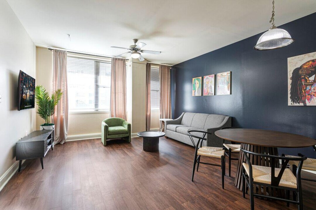 925 Common St in New Orleans, LA - Building Photo