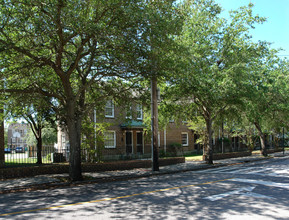 Robert Mills Manor Apartments in Charleston, SC - Foto de edificio - Building Photo