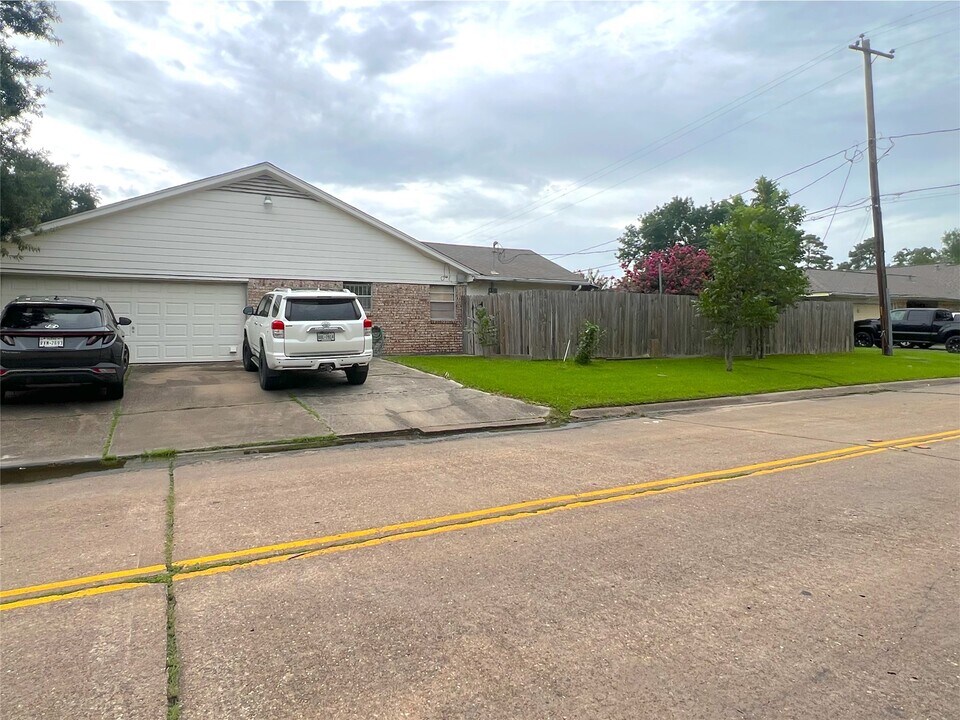 14031 Duncannon Dr in Houston, TX - Building Photo
