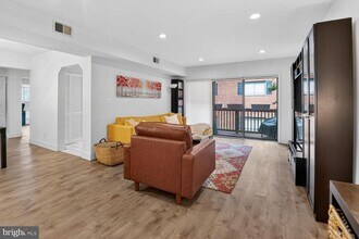 236 W Taylor Run Pkwy in Alexandria, VA - Building Photo - Building Photo