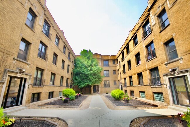 property at 728 W Roscoe